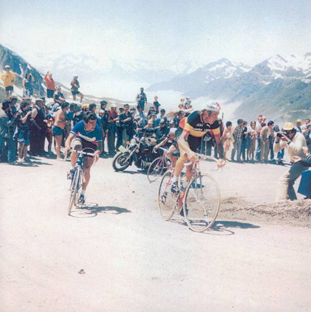 L’anno della svolta: il 1978. Hinault ( nella foto al Tour insegue Pollentier sull’Alpe d’Huez) vince nella stessa stagione la Grande Boucle e la Vuelta (Presse Sport)